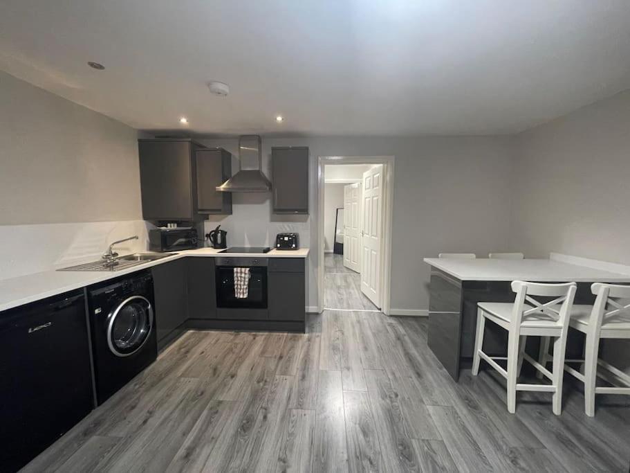 Hosted By Ryan - 2 Bedroom Apartment Liverpool Exterior foto